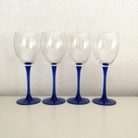 4 Wijnglazen donker blauwe voet